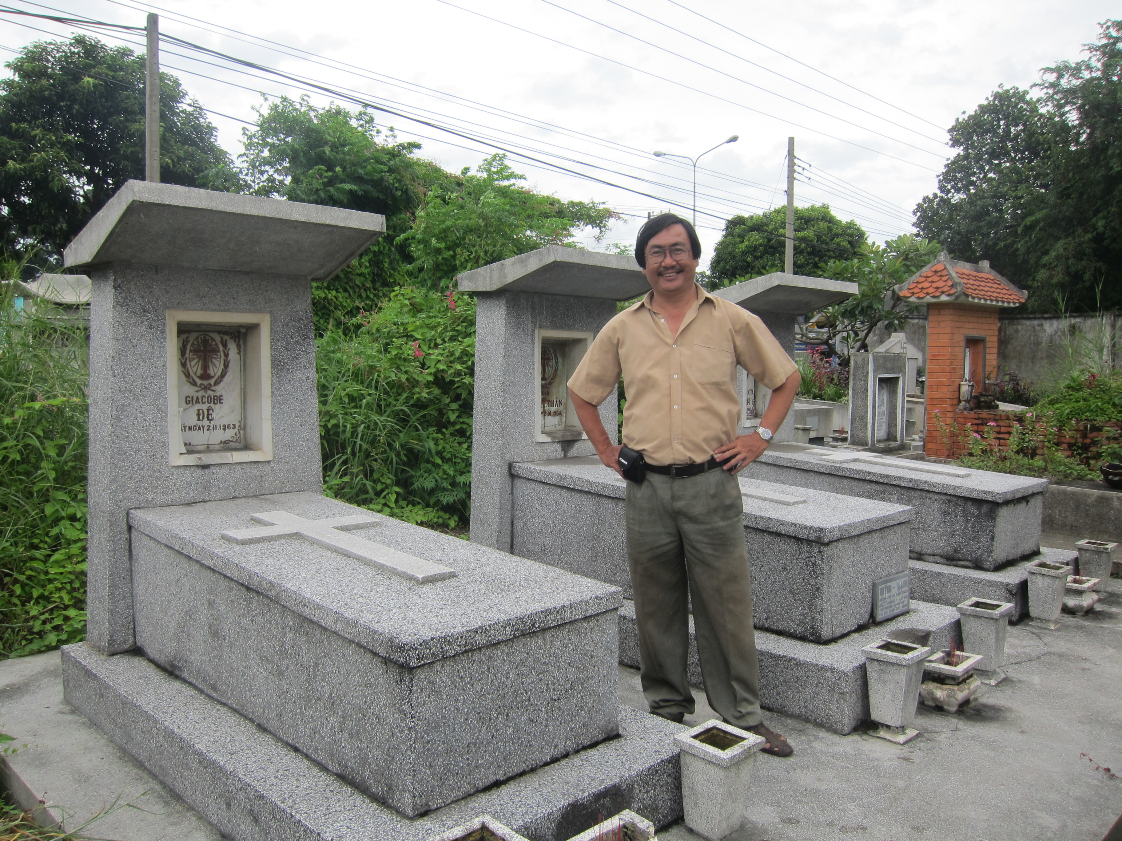Image result for Huyệt mộ của hai anh em Tổng Thống Ngô Đình Diệm và ông Ngô Đình Nhu