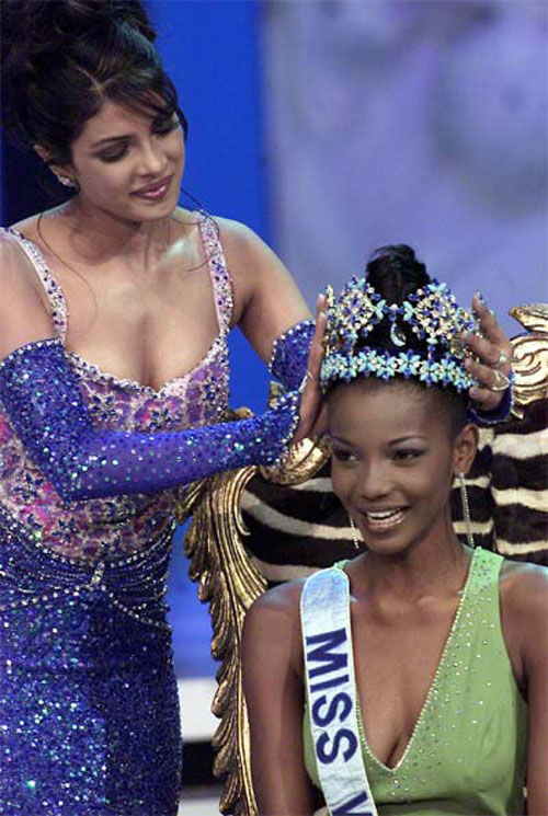 Hoa hậu thế giới 2000 Priyanka Chopra (Ấn Độ) đội vương miện cho hoa hậu thế giới 2001 Agbani Darego (Nigeria) 