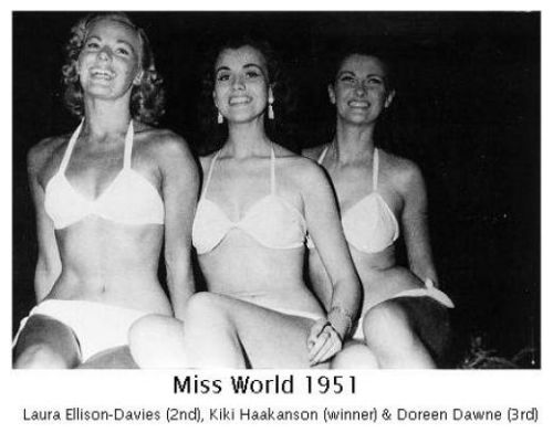 Đăng quang Hoa hậu thế giới / Miss World lần đầu tiên năm 1951, trái sang: á hậu 1 Laura Ellison-Davies (Anh), hoa hậu Kerstin Håkanson / Kiki Hakanson (Thuỵ Điển), á hậu 2 Doreen Dawne (Anh)