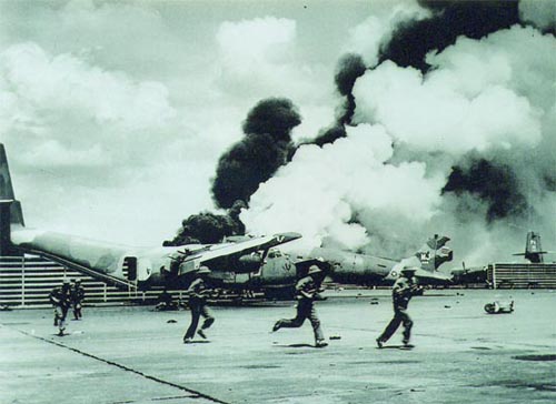 Chiến sĩ quân đoàn 3 đánh chiếm sân bay Tân Sơn Nhất. Ảnh: Đinh Quang Thành