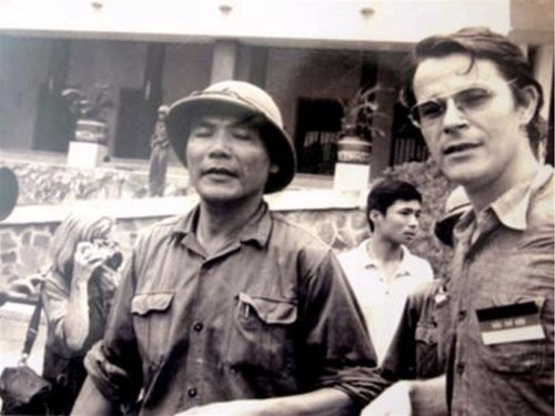 Nhà báo Börries Gallasch & trung tá chính ủy Bùi Văn Tùng tại dinh Độc Lập ngày 30-4-1975  