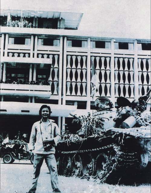 Hoàng Văn Cường (phóng viên hãng UPI) trong khuôn viên dinh Độc Lập ngày 30-4-1975