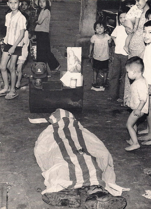Một đám ma giả trên lề phố Sài Gòn ngày 30-4-1975. Ảnh: George Esper