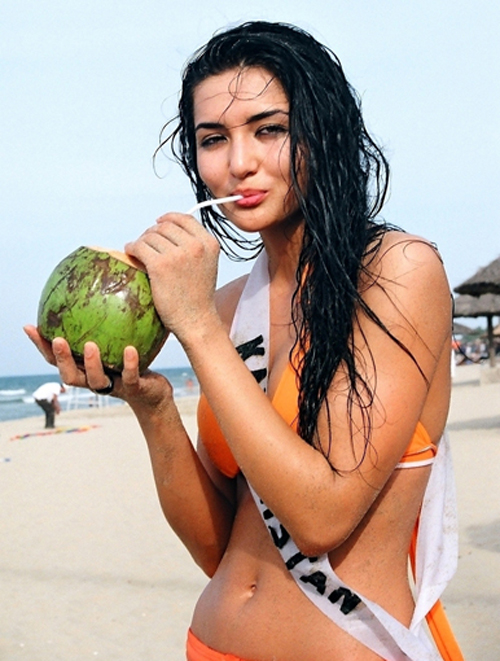 Alfina Nassynova – hoa hậu Kazakhstan 2007 – rất thích dừa Việt Nam. Ảnh: Vũ Khúc